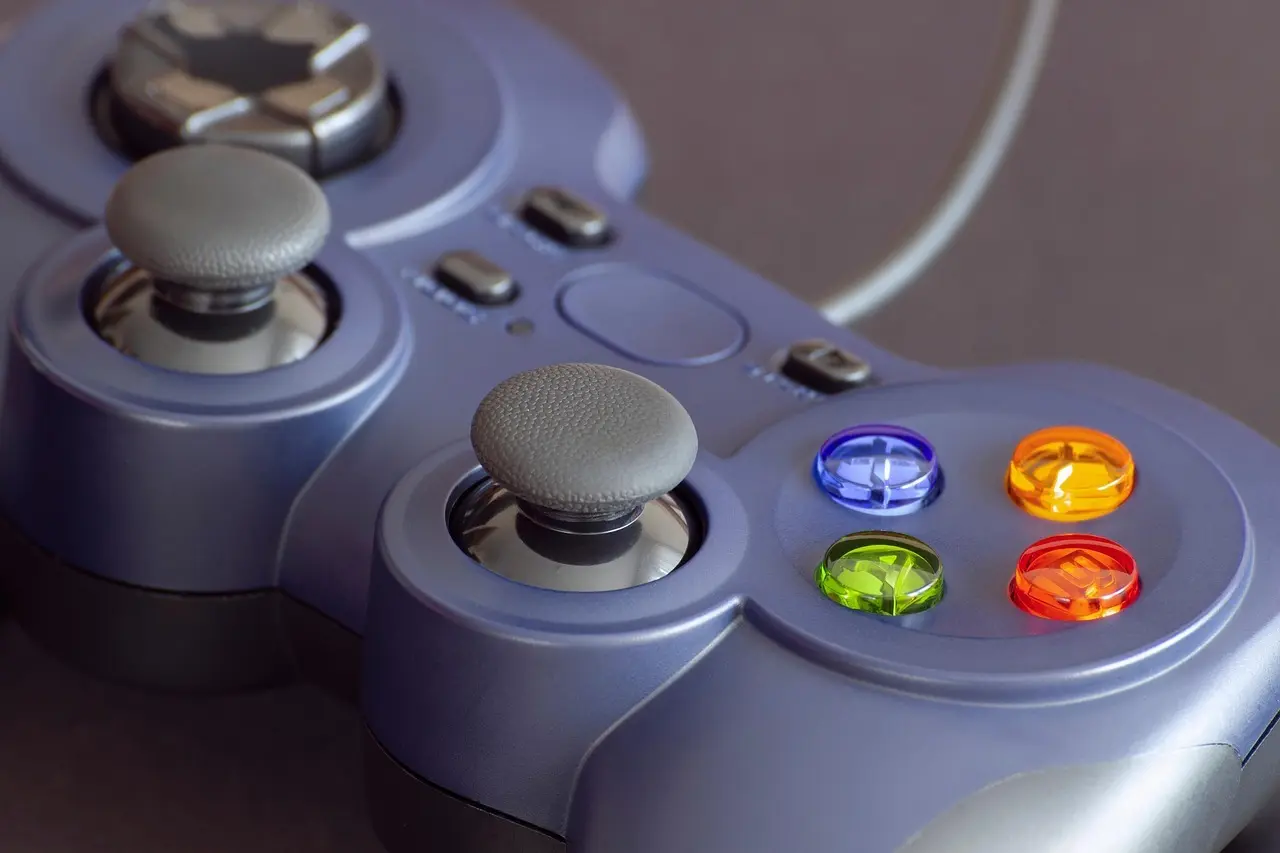 Blå controller med farvede knapper