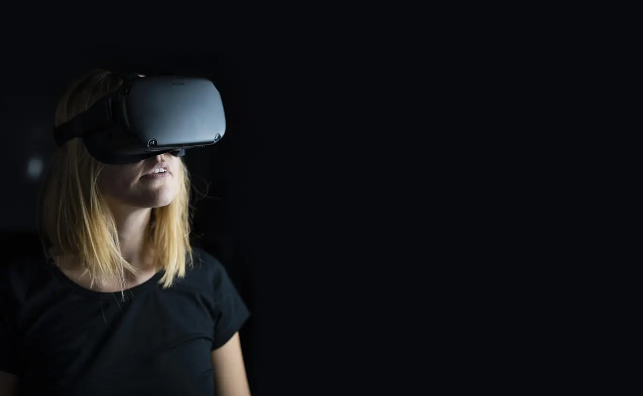 Gamer i fokuseret øjeblik