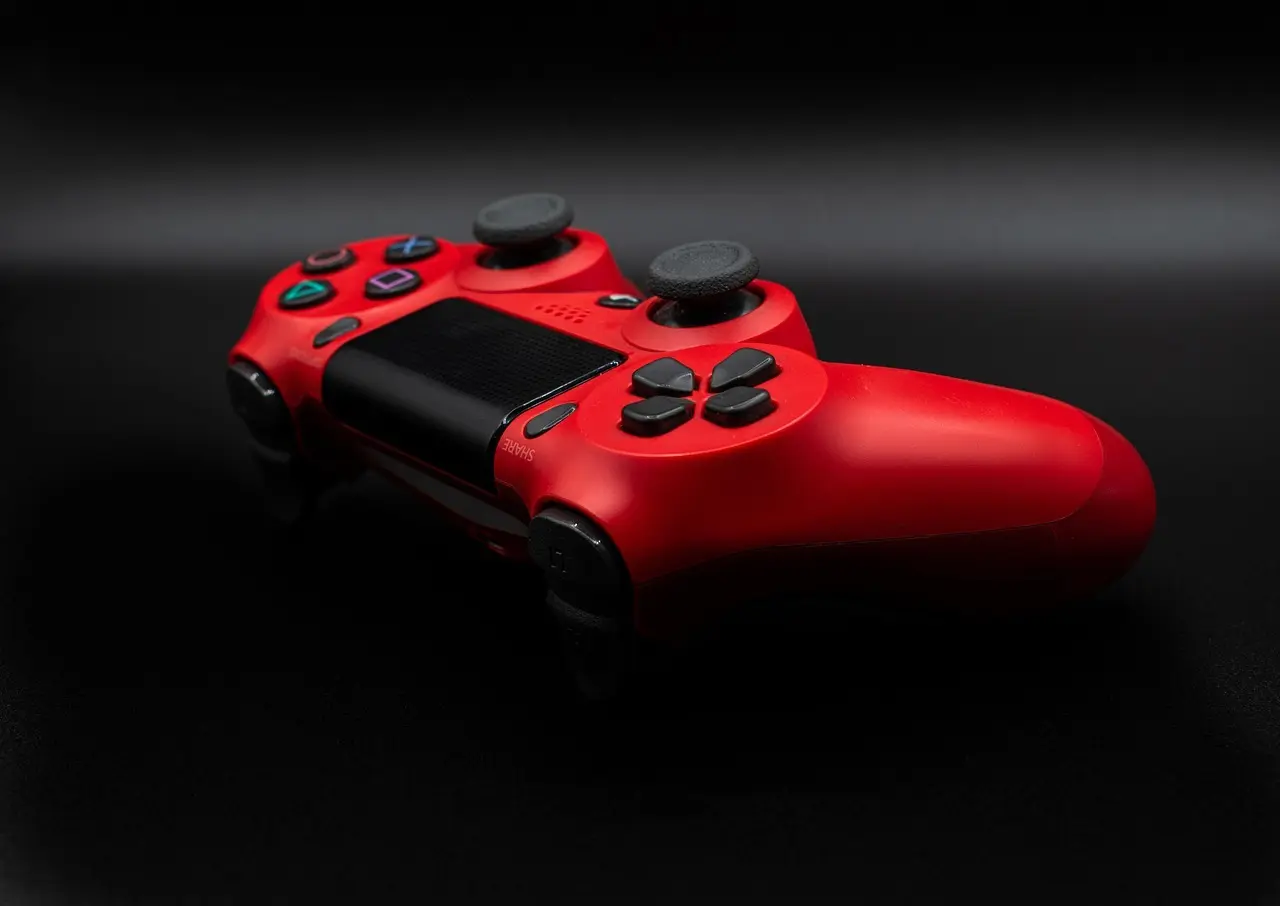 Rød spillecontroller