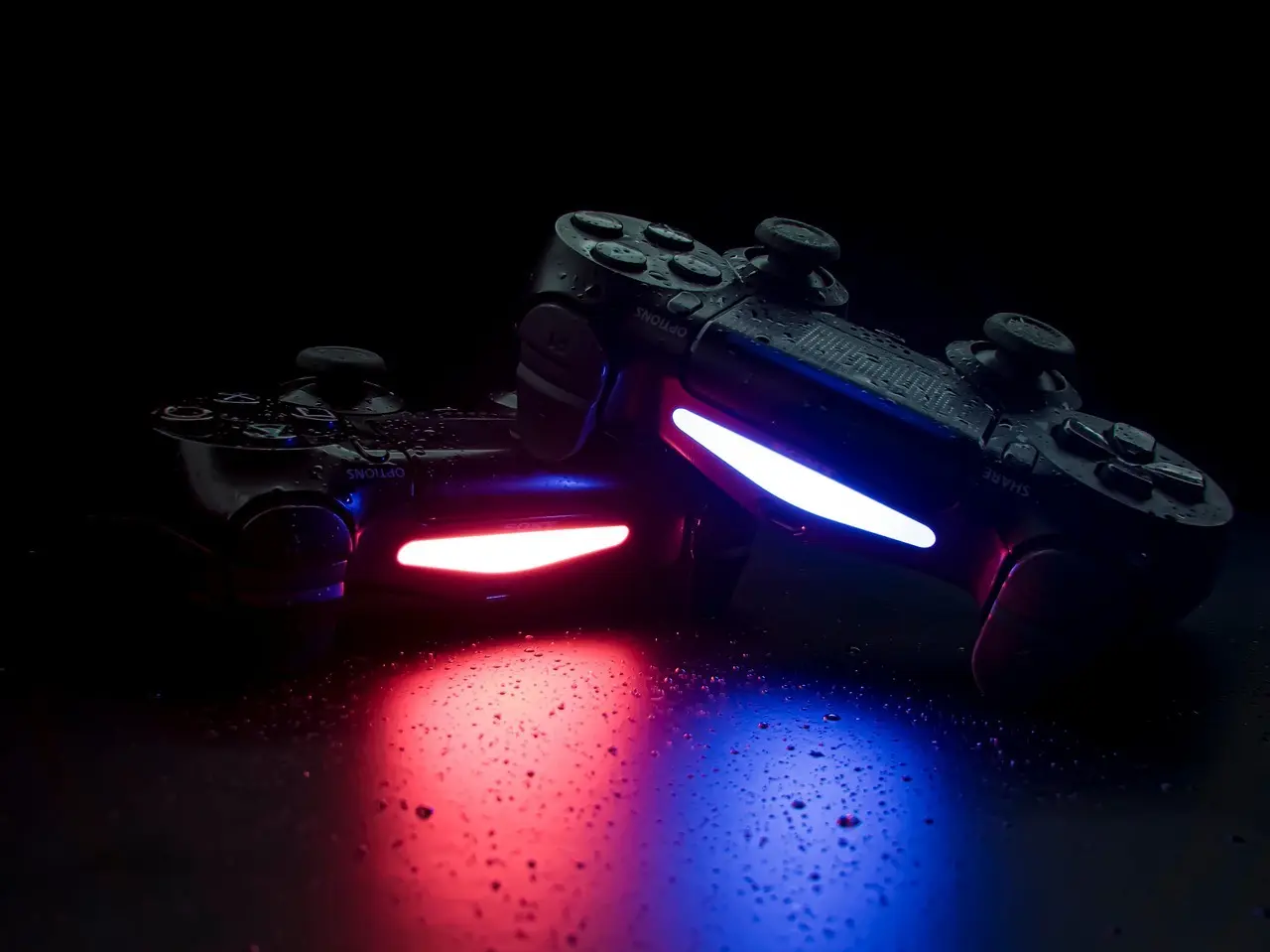 Gaming udstyr med rød og blå belysning